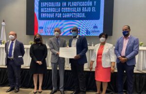 Director de Curriculum gradúa en Especialidad en Planificación y Desarrollo Curricular en Enfoque por Competencias