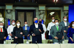 El Colegio Médico y sociedades médicas apoyan disposición del Gobierno de aplicar una tercera dosis de refuerzo contra COVID-19