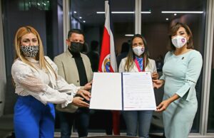 Comunicadoras Hispanas firma pacto con diputados en Costa Rica