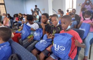 Iglesia Fundamento Bíblico y Fundación Ayo entregan mochilas y útiles escolares a niños de SDE