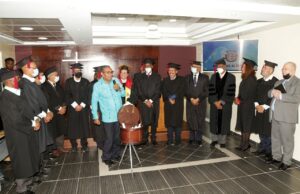RECTOR DE LA UNEV Y MIEMBROS DEL CONSEJO ACADÉMICO DEDICAN SUS TÍTULOS AL SEÑOR