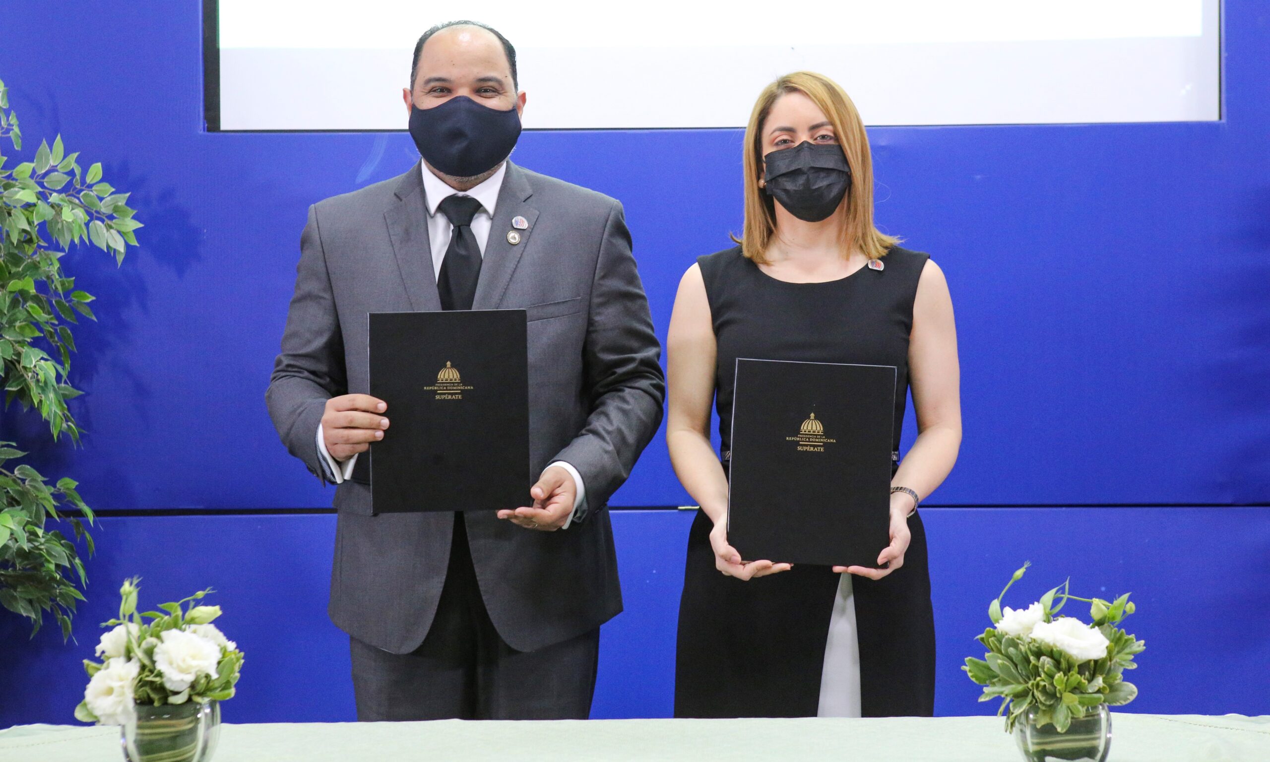 Defensor del Pueblo firma acuerdo de colaboración con programa Supérate para beneficiar ciudadanos