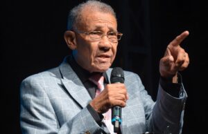 Pastor Ezequiel Molina Rosario agradace al presidente Luis Abinader.