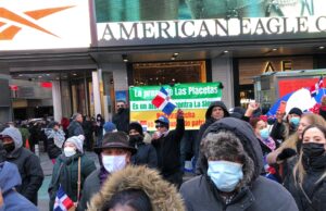 Serranos hacen piquete en NY contra la presa de Las Placetas.