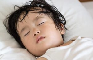 Con un ojo cerrado y el otro también.