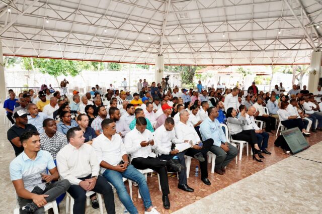Reyes informó a líderes, autoridades y moradores sobre los avances, obras y proyectos que el Gobierno ejecuta en esta provincia que, con una inversión total RD$7,183,117,055.
