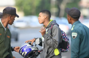 Por circular sin el casco multan un millón