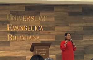 Comunicadora dominicana imparte taller de locución en Universidad Evangélica de Bolivia