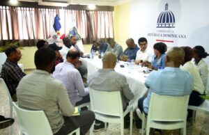 Ministro de Energía y Minas y director de la CAASD encabezan mesa de trabajo en Monte Plata