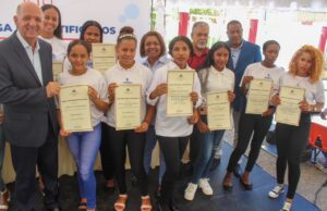 Centros Tecnológicos Comunitarios entregan certificados a 670 jóvenes de la zona sur del país