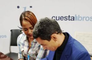 Víctor Almanzar pone en circulación su libro “El Código de la Vida”