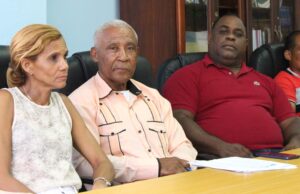 Acusan funcionarios del gobierno y policías de afectar empresa de pescadores de anguilas en Puerto Plata