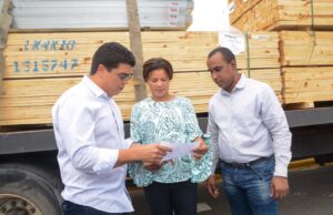 Energía y Minas y la CAASD entregan materiales para reparar viviendas afectadas por Fiona en Monte Plata