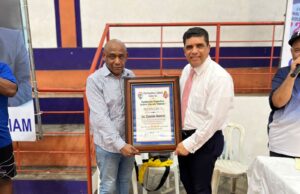 Dio Astacio realiza saque de honor en torneo voleibol Club Calero