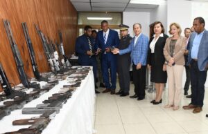 Interior y Policía recibe 152 armas ilegales incautadas como pruebas de delito en Santo Domingo Este