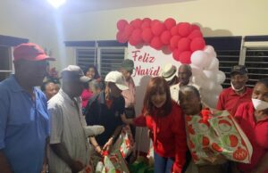 La Fundación de Desarrollo Integral Avance Comunitario entrega canastas navideñas a envejecientes de El Seibo