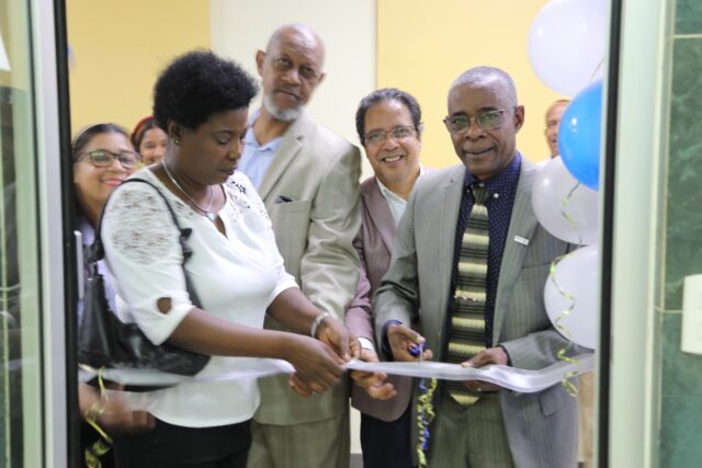 Pierre Phillipe junto a su esposa encabezan el corte de la cinta para dejar formalmente inaugurada la nueva oficina