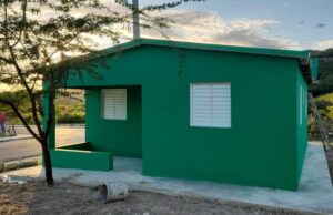 Iglesia Fundamento Bíblico y Fundación AYO entregan casas y regalos navideños en Azua