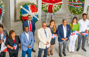 FEJUS deposita ofrenda floral Mes de la Patria