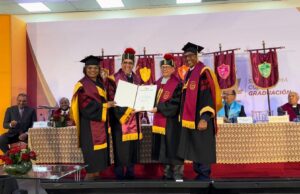 Dío Astacio recibe Doctorado Honoris Causa de la Universidad Nacional Evangélica