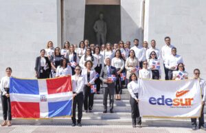 Edesur deposita ofrenda floral en el Altar de la Patria con motivo al 179 aniversario de la Independencia Nacional