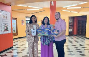 BIBLIOTECA INFANTIL Y JUVENIL RECIBE LIBROS ESCRITORA RAQUEL QUEZADA