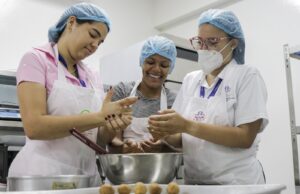 Cientos de mujeres egresaron del Centro de Superación Gastronómica de Supérate durante los últimos dos años
