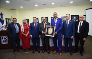 CODUE reconoce trayectoria moral y profesional de Milton Ray Guevara