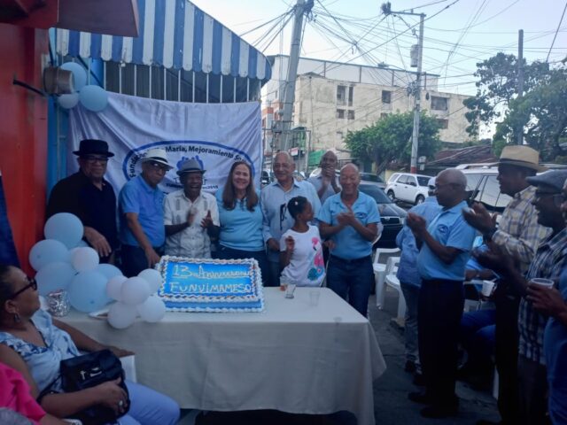 presidenta Joselyn Martínez junto a directivos