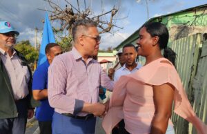 Carlos Peña promete políticas públicas con perspectivas de familia que protejan a la mujer dominicana