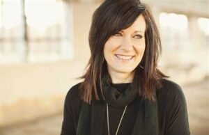 Lysa TerKeurst, autora best seller del New York Times presenta su nuevo libro 𝗟í𝗺𝗶𝘁𝗲𝘀 𝘀𝗮𝗹𝘂𝗱𝗮𝗯𝗹𝗲𝘀, 𝗱𝗲𝘀𝗽𝗲𝗱𝗶𝗱𝗮𝘀 𝗻𝗲𝗰𝗲𝘀𝗮𝗿𝗶𝗮𝘀