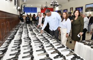Ministro de Interior recibe del ministerio público 719 armas decomisadas en la provincia Duarte