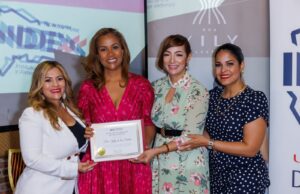 Cirujana Yily de los Santos es homenajeada en Disertación de Emprendimiento
