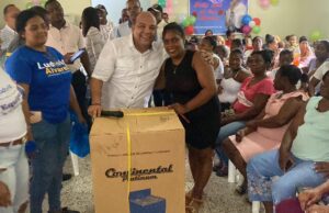 Aspirante a diputado Ludwig Álvarez agasaja madres del sector El Tamarindo