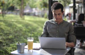 Utilizar nuevas tecnologías para encontrar trabajo o desarrollar un negocio rentable