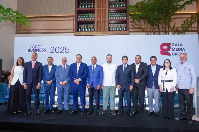 Joel Santos, junto a panelistas de Foros Business 2025.