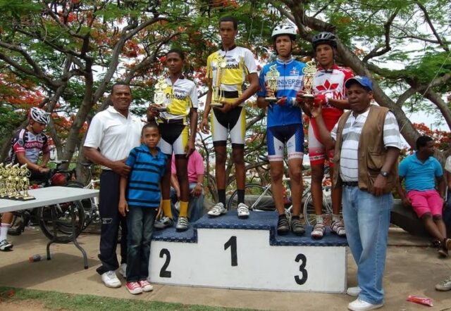 PIE DE FOTO 5 Ramòn Martìn Olivo, derecha, premian una ediciòn del Festival Aniversario Fénix