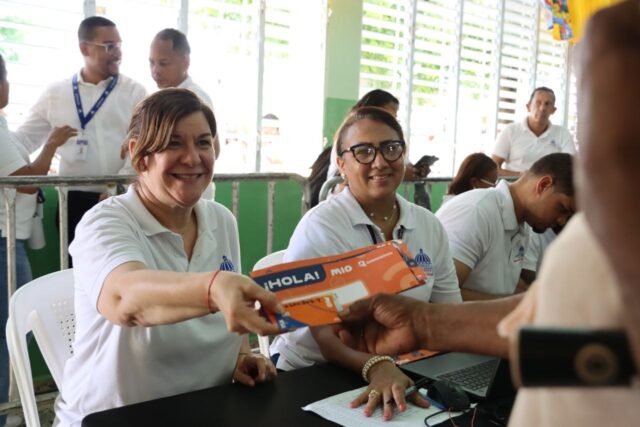 Personal de la Dirección de Desarrollo Social Supérate entrega tarjeta de beneficiario a comunitaria del municipio de Guerra