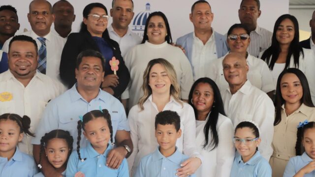 Gloria Reyes encabeza inicio del año escolar en escuela Gabriela Mistral del Distrito 15-01