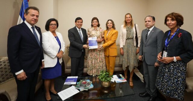 La vicepresidenta de la República_ la directora de Desarrollo Social Supérate_ el director de la CEPAL y demás autoridades al inicio del evento