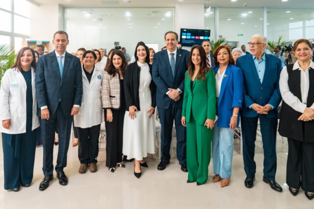 Primera dama Raquel Arbaje impulsa donación de Indotel para el Oncopediátrico.