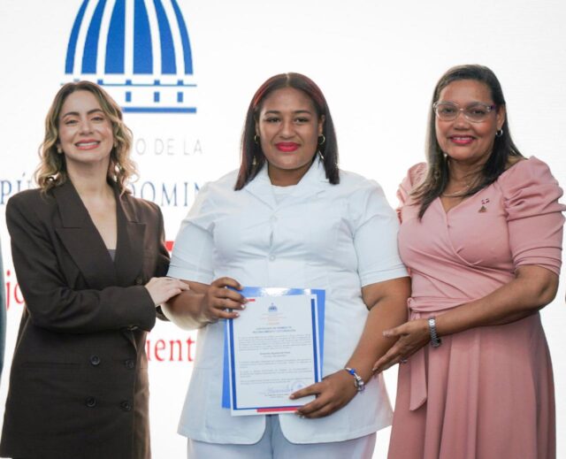 Gloria Reyes, directora Desarrollo Social Supéraate, y gobernadora de Azua entregan certificado de habilitación a cuidadora de Azua (1)