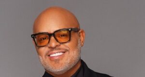 Israel Houghton Sorprende con «El Candelero» en Grabación en Vivo de «Coritos en Puerto Rico»