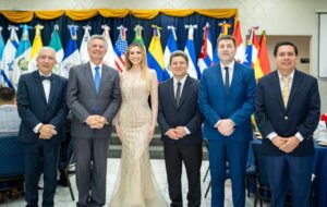 Dr. Guillermo Pacheco, Dr. Gerardo Amarilla, Lisbeth Fernández, Dr. Sergio Madrazo y Danilo Madrazo
