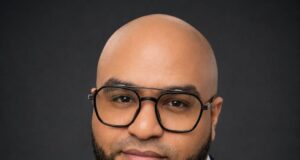 Actor y escritor Sandro Vargas presenta su nuevo libro “Rosas en Otoño” en Santo Domingo Este