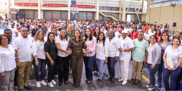 La directora de Desarrollo Social Supérate, Mayra Jiménez y su equipo durante el encuentro territorial en la provincia de Azua
