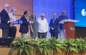 IBSJ honra trayectoria de 46 años del pastor Ángel Castillo en el ministerio cristiano