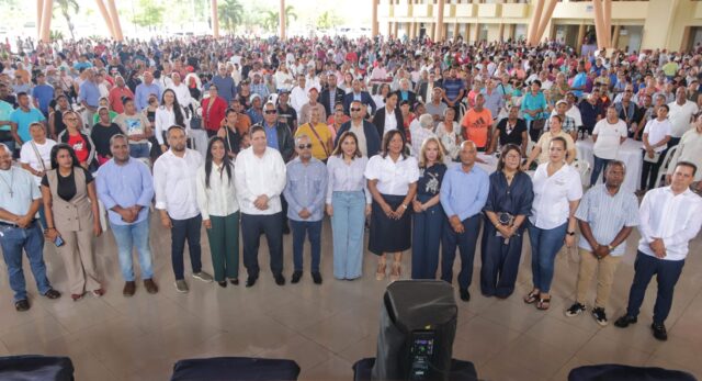 1.La directora general de Supérate, Mayra Jiménez, junto al senador de la provincia Héctor Acosta, autoridades locales y comunitarios durante encuentro comunitario en Bonao.