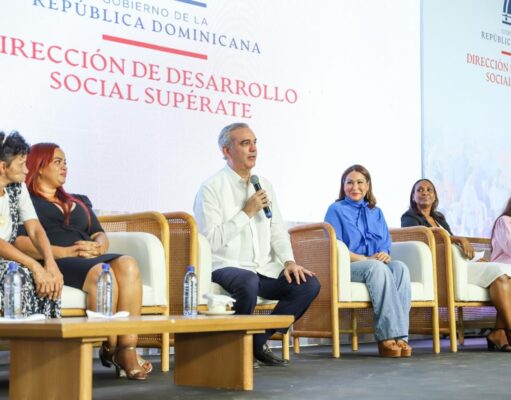 Familias beneficiarias de Supérate comparten en diálogo cercano con el presidente Luis Abinader