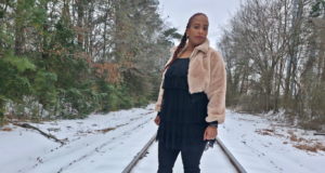 Erin Doramis lanza su nuevo sencillo, “Permaneces de Pie”